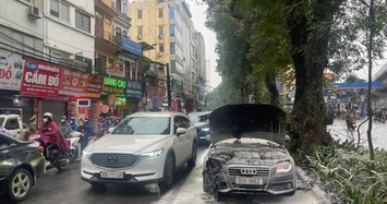Hà Nội: Xe Audi bốc cháy dữ dội khi đang di chuyển trên đường