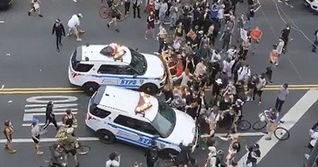Video ghi lại cảnh cảnh sát tông xe vào đám đông biểu tình ở Mỹ gây sốc