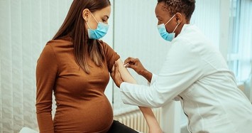 Vì sao bác sĩ khuyến cáo thai phụ tiêm vaccine COVID-19 ngay?