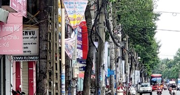 Băng-rôn quảng cáo "leo" kín trụ điện dọc tuyến đường trung tâm TP Biên Hoà