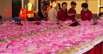 Lễ hội chùa Ông Cù Lao Phố: Người dân nô nức tham dự lễ thả hoa đăng trên sông Đồng Nai