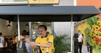 Cận cảnh 2 đại gia giàu nức tiếng Sài Gòn bưng bê cà phê, đứng phục vụ khách 