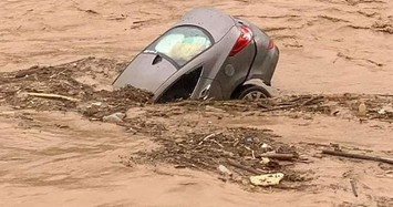 Cận cảnh ôtô ngập bùn, bị lũ cuốn trôi ở Nghệ An