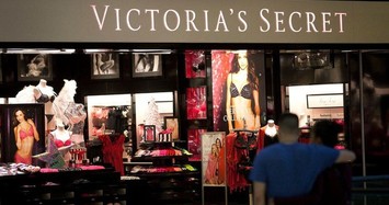 Hàng trăm áo lót Victoria's Secret bị vứt lãng phí ngoài bãi rác
