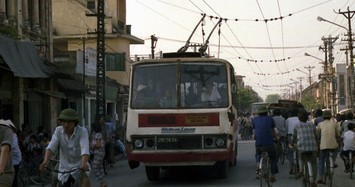Tàu điện bánh hơi ở Hà Nội năm 1990 qua loạt ảnh cực hiếm
