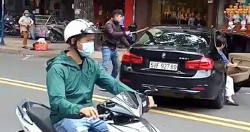 Nam thanh niên dùng gậy sắt đập xe BMW của nữ tài xế ở Sài Gòn sau cự cãi