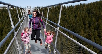 Video: Cực phấn khích khi bước trên trên cây cầu treo dài nhất thế giới