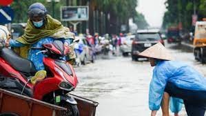 Video: Những dịch vụ kiếm bộn tiền khi Hà Nội ngập sau mưa lớn