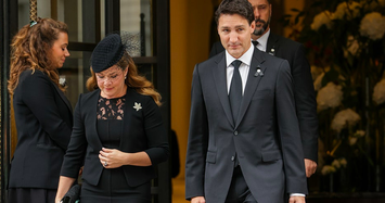 Video: Thủ tướng Canada gây tranh cãi vì hát trước lễ tang Nữ hoàng Anh
