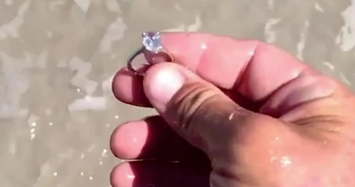 Video: Choáng váng vì nhặt được nhẫn kim cương gần 1 tỉ trên bãi biển