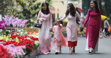 Người dân TPHCM nô nức đến Hội hoa Xuân ở Tao Đàn để chụp ảnh, chơi Tết