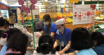 Sáng mùng 3 dân Sài Gòn xếp hàng vào siêu thị mua gà cúng