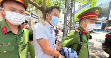 Cận cảnh công an khám xét, thu giữ nhiều thùng tài liệu tại CDC Khánh Hòa