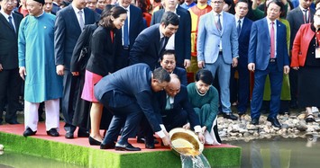 Chủ tịch nước và phu nhân cùng kiều bào thả cá tiễn ông Táo, dâng hương ở Điện Kính Thiên