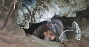 Động đất ở Thổ Nhĩ Kỳ: Video giải cứu bé gái 12 tuổi mắc kẹt hơn 40 giờ dưới đống đổ nát 