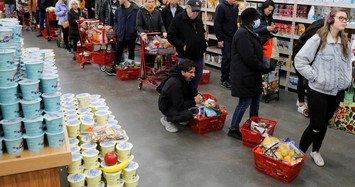 Dân Mỹ xếp hàng dài ở siêu thị để mua đồ dự trữ do lo ngại Covid-19