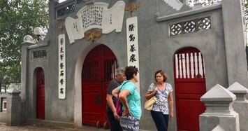 Loạt di tích tại Hà Nội đóng cửa phun khử trùng phòng dịch Covid-19 khiến du khách thẫn thờ