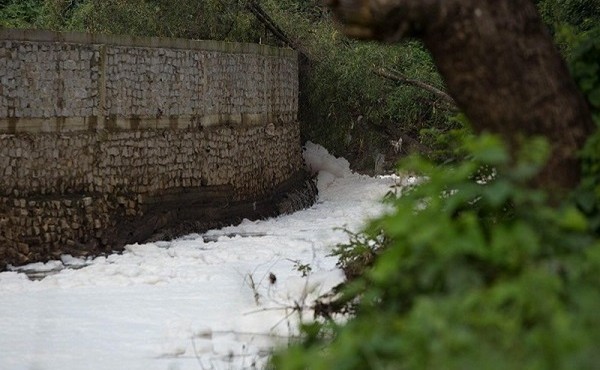 Phát hiện cơ sở rửa phế liệu nghi xả thải ra sông Dinh