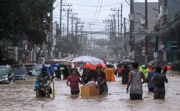 Manila chìm trong biển nước vì bão Vamco