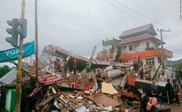 Hiện trường vụ động đất ở Indonesia khiến hàng trăm người thương vong