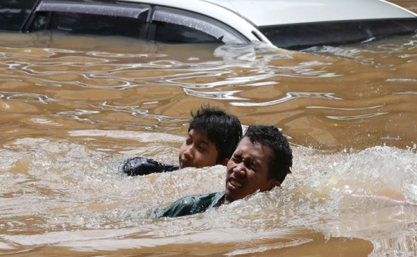 Toàn cảnh người dân thủ đô Indonesia khốn khổ vì lũ lụt