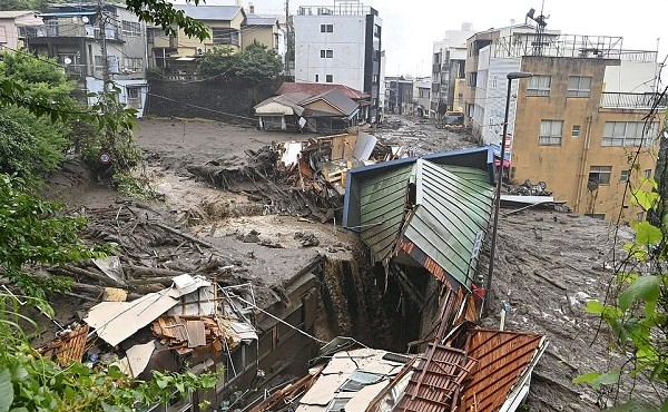 Hiện trường lở đất kinh hoàng ở Nhật Bản chôn vùi nhiều nhà cửa 