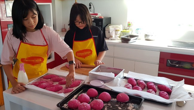 Hai nữ sinh Phú Quốc làm bánh mì thanh long ruột đỏ 