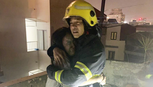 Khoảnh khắc nạn nhân vụ cháy chung cư mini khóc nức nở, ôm chặt người lính cứu hỏa