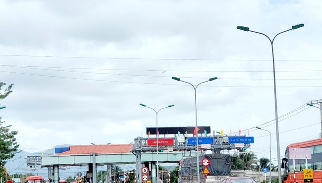 Khánh Hòa: Xả Trạm thu phí Cam Thịnh do lượng xe ùn ứ dài hơn 5 cây số