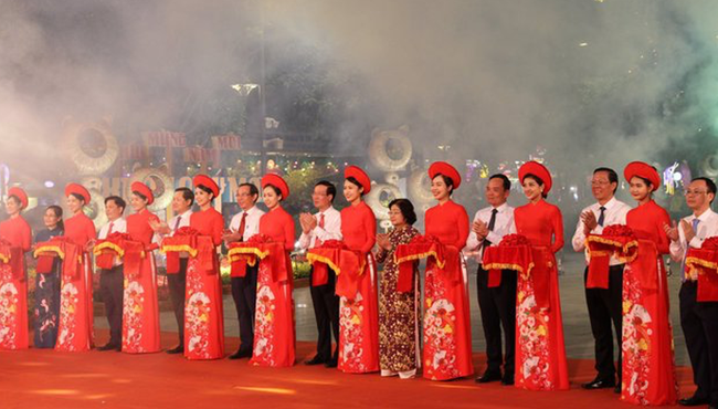 TP HCM: Đường hoa Nguyễn Huệ chính thức mở cửa đón khách