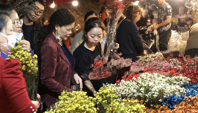 Trải nghiệm chợ hoa đêm lớn nhất Hà Nội ngày cuối năm