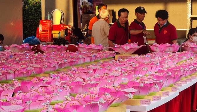 Lễ hội chùa Ông Cù Lao Phố: Người dân nô nức tham dự lễ thả hoa đăng trên sông Đồng Nai