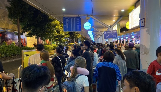 Mắc kẹt ở sân bay Tân Sơn Nhất đêm mùng 3 Tết vì không có taxi