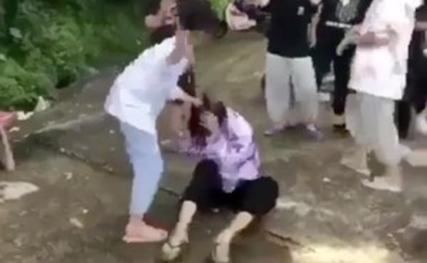 Thiếu nữ bị bạn đánh hội đồng, bạn bè hả hê cổ vũ ở Thanh Hoá 
