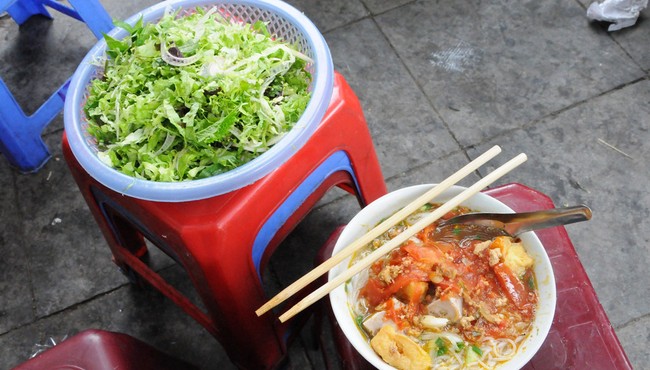 'Nhỏ dãi' loạt ảnh ẩm thực vỉa hè Hà Nội qua góc nhìn khách nước ngoài 