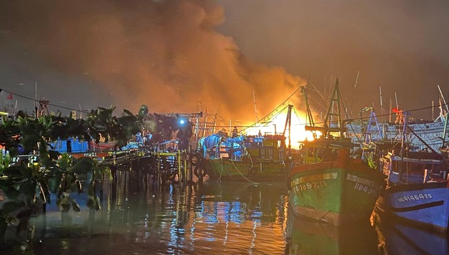Đà Nẵng: Cháy 2 tàu cá đang neo đậu tại Âu thuyền Thọ Quang