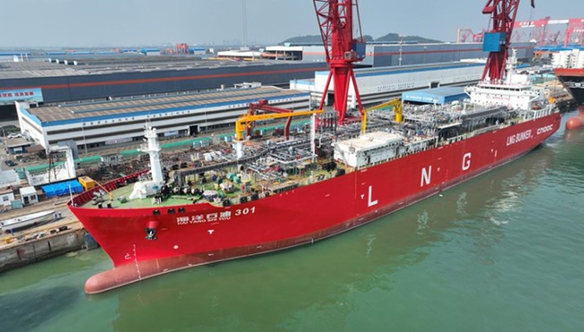 Cận cảnh tàu tiếp nhiên liệu LNG lớn nhất thế giới vừa xuất xưởng