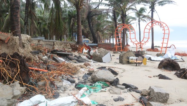 Bãi biển 'đẹp nhất hành tinh' Đà Nẵng tan hoang sau bão Vamco 