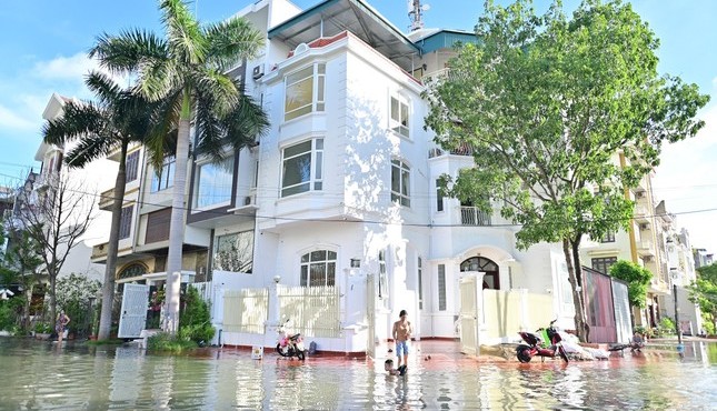 Cận cảnh hàng trăm căn biệt thự triệu đô ngập trong nước ở Quảng Ninh
