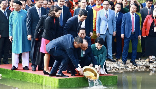 Chủ tịch nước và phu nhân cùng kiều bào thả cá tiễn ông Táo, dâng hương ở Điện Kính Thiên