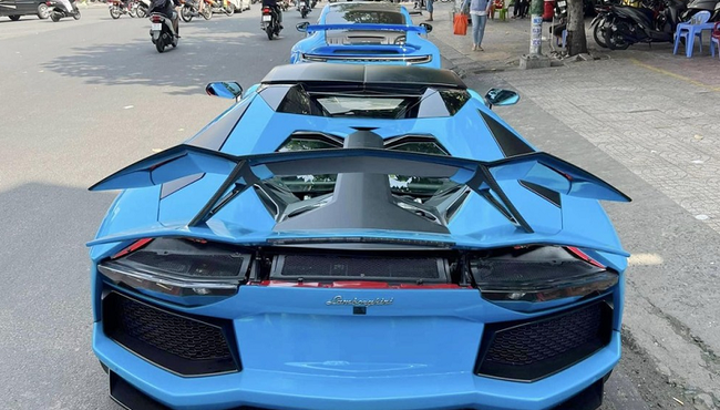Đường phố Sài Gòn xuất hiện Porsche 911 GT3 và Lamborghini Aventador Roadster chục tỷ 