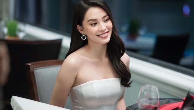 Hoa hậu Tiểu Vy khoe dáng ngà ngọc tuổi 20 