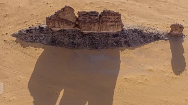 Giải mã khối đá khổng lồ giống con cá bất ngờ trồi lên giữa sa mạc