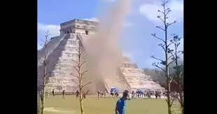 Bí ẩn lốc xoáy mới xuất hiện trước kim tự thápa