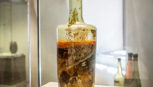 Bất ngờ chai rượu vang nằm trong mộ cổ 1.700 tuổi vẫn uống được