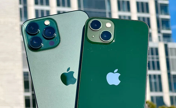 Cận cảnh iPhone 13 màu Alpine Green đẹp không tì vết 