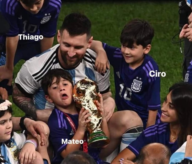 Su that buc anh con trai cua Messi ngat xiu tren khan dai khi bo vo dich World Cup-Hinh-3
