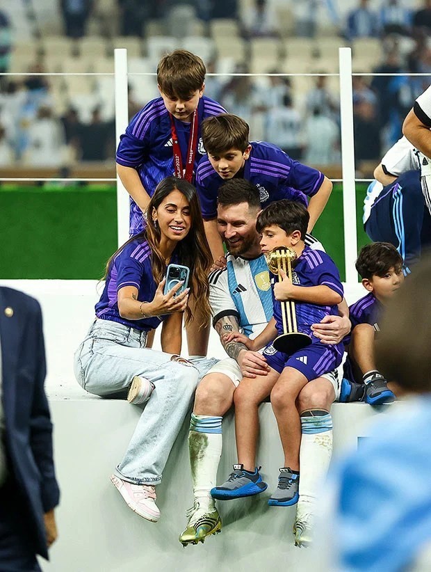 Su that buc anh con trai cua Messi ngat xiu tren khan dai khi bo vo dich World Cup-Hinh-4