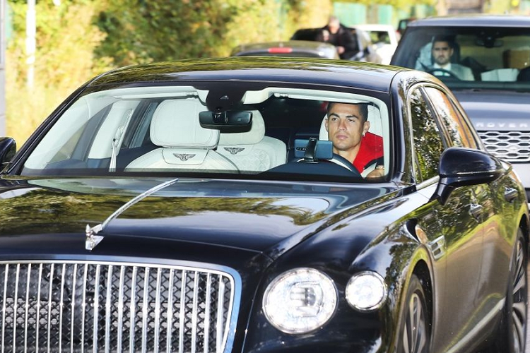 Cristiano Ronaldo se phai chuyen ca dan sieu xe khung neu roi MU-Hinh-4