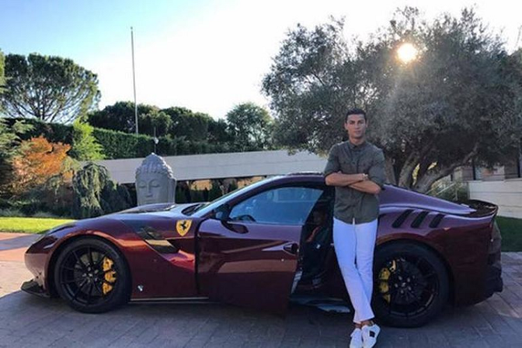 Cristiano Ronaldo se phai chuyen ca dan sieu xe khung neu roi MU
